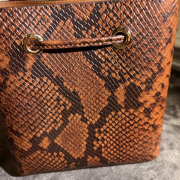 Michael Kors Bucket cross-body - NWT - Picture 7 of 8